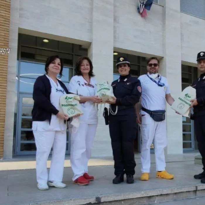 La Befana dei carabinieri forestali nei reparti pediatrici di Cosenza e Castrovillari