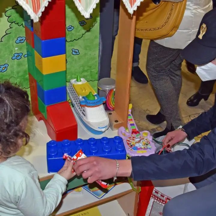 Cosenza, la Befana indossa la divisa e porta doni in ospedale