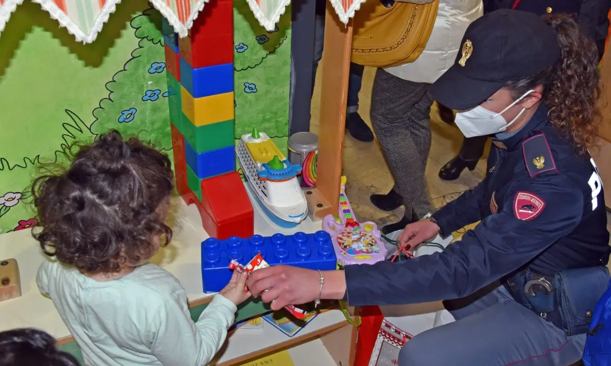 Cosenza, la Befana indossa la divisa e porta doni in ospedale