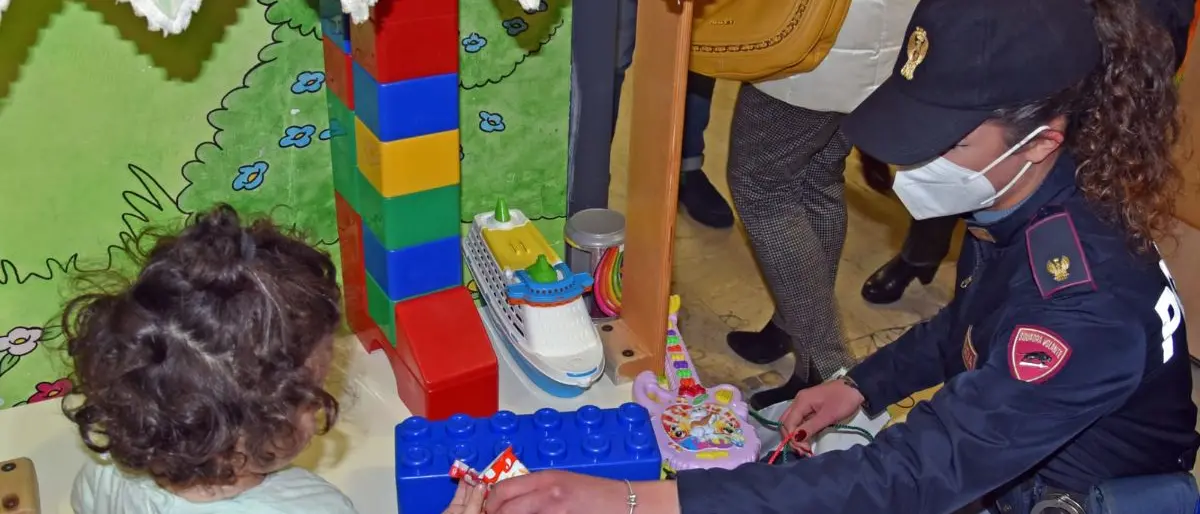 Cosenza, la Befana indossa la divisa e porta doni in ospedale