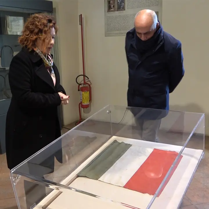 Giornata nazionale della bandiera, a Cosenza uno dei drappi più patriottici | VIDEO