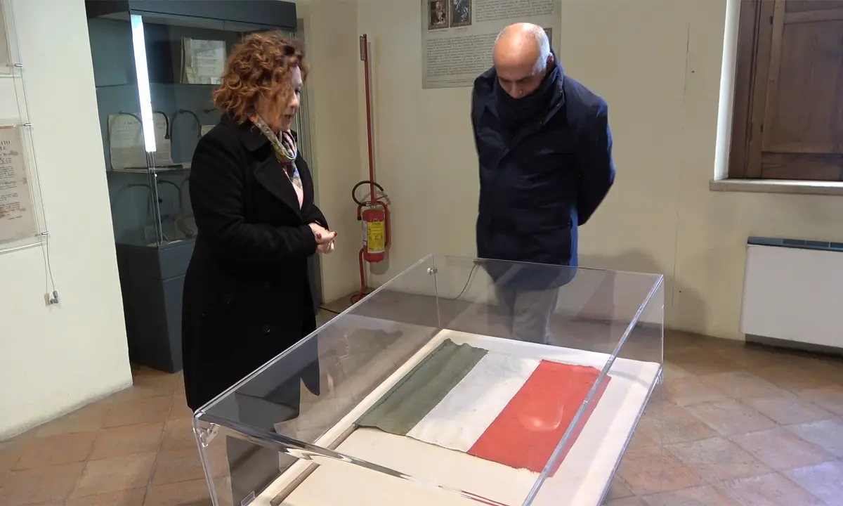 Giornata nazionale della bandiera, a Cosenza uno dei drappi più patriottici | VIDEO