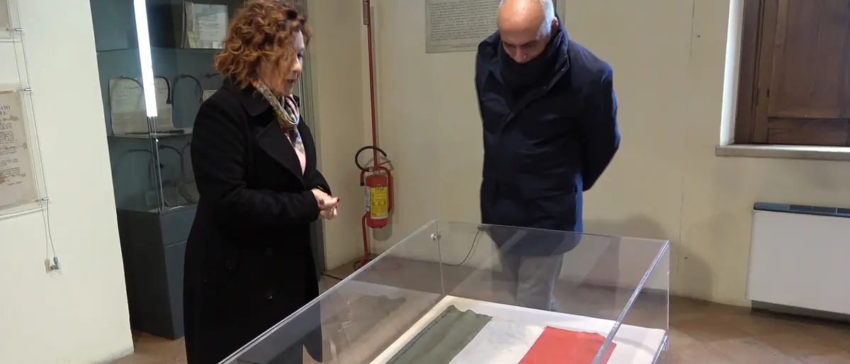 Giornata nazionale della bandiera, a Cosenza uno dei drappi più patriottici | VIDEO