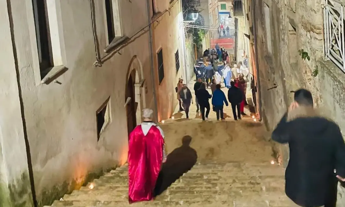 Aiello Calabro, il presepe vivente riempie il centro storico. Il sindaco Lepore: «Lavorerò per la sua storicizzazione» | FOTO