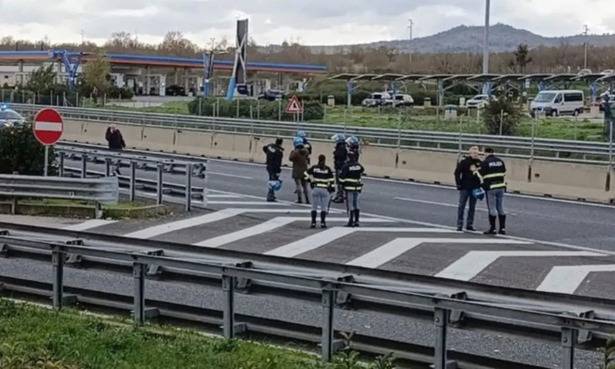 Calcio violento, guerriglia annunciata: i tifosi si erano dati appuntamento | VIDEO