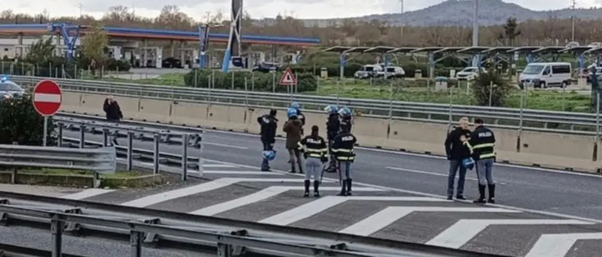 Calcio violento, guerriglia annunciata: i tifosi si erano dati appuntamento | VIDEO