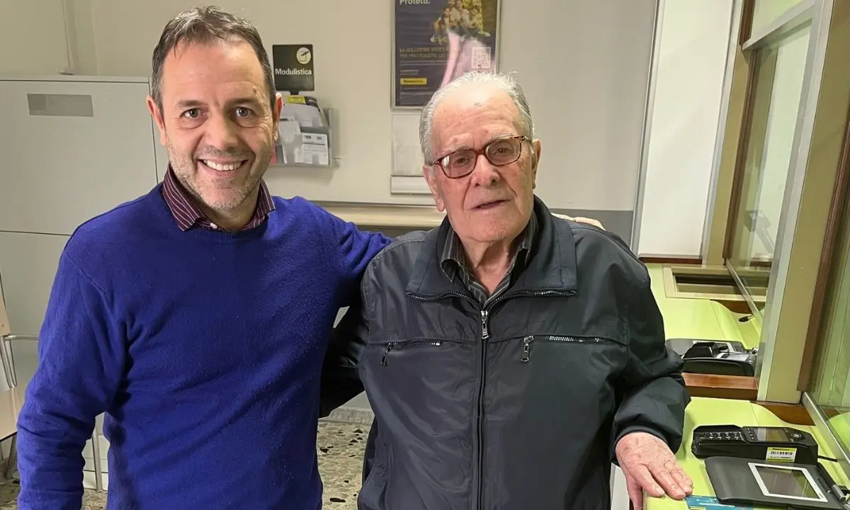 Poste Italiane, ecco chi è il nonno \"smart\" ultracentenario di Acquaformosa