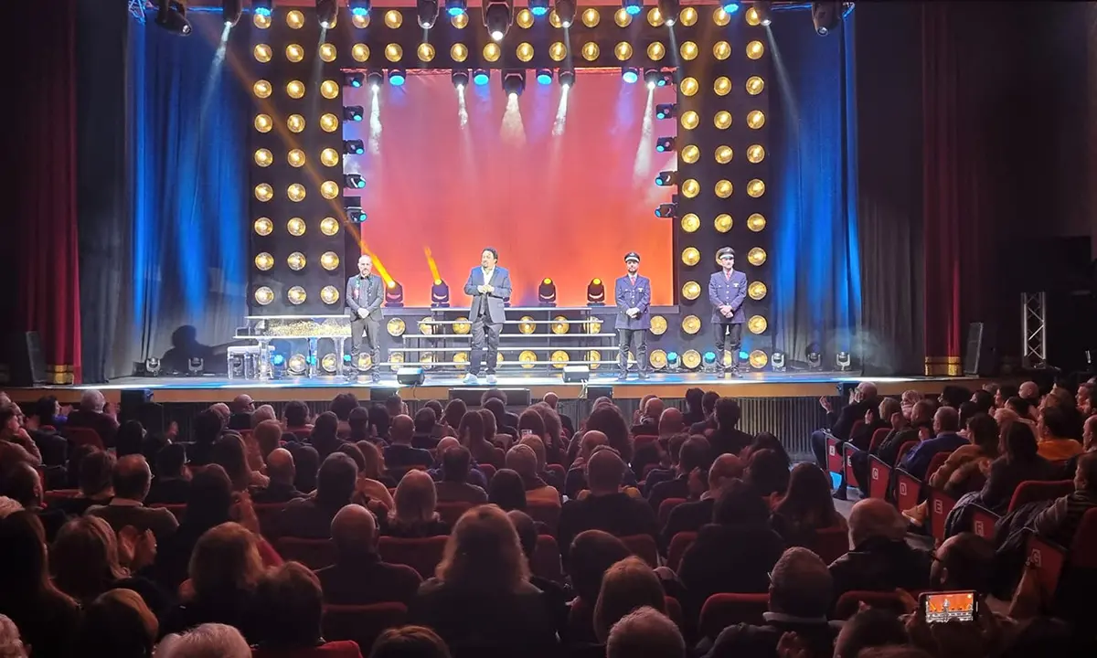 Rende, Brignano conquista il pubblico del Garden col suo \"one man show\"