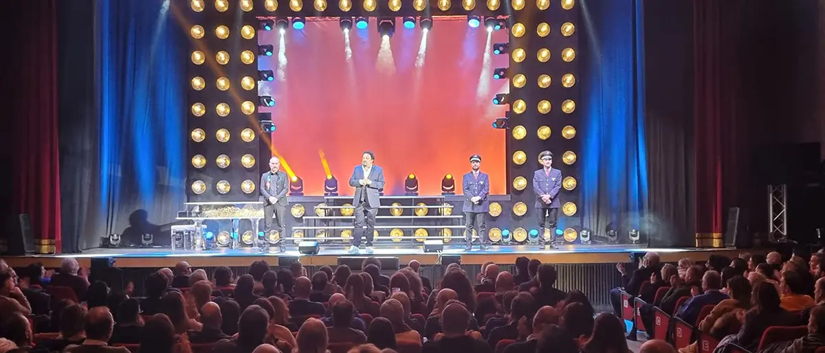 Rende, Brignano conquista il pubblico del Garden col suo \"one man show\"