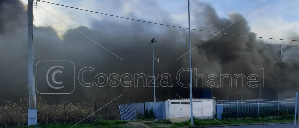 Corigliano Rossano, area industriale: emporio cinese in fiamme