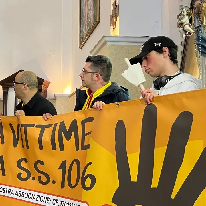 Corigliano Rossano, fiaccolata in ricordo delle vittime della 106 | VIDEO