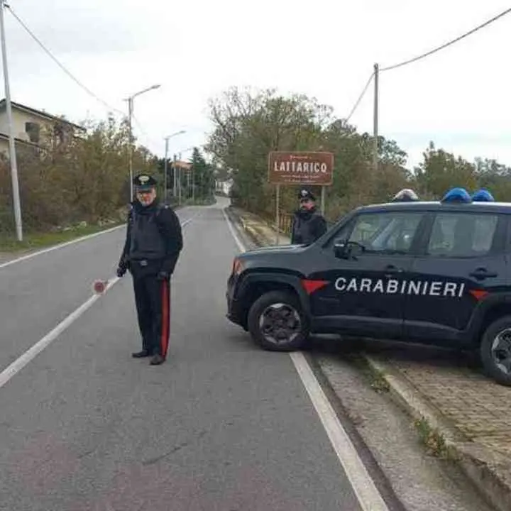 Picchiava e minacciava di morte la moglie davanti ai figli minori, arrestato un 47enne di Rota Greca