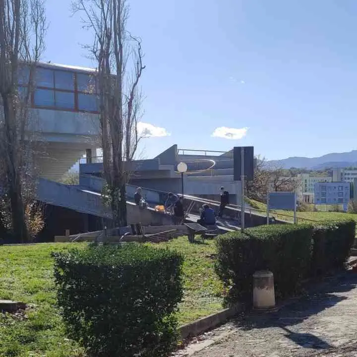 Unical, in mezzo al prato spunta una piazzola di cemento: «Scelta illogica e irrispettosa dell’ambiente» | VIDEO