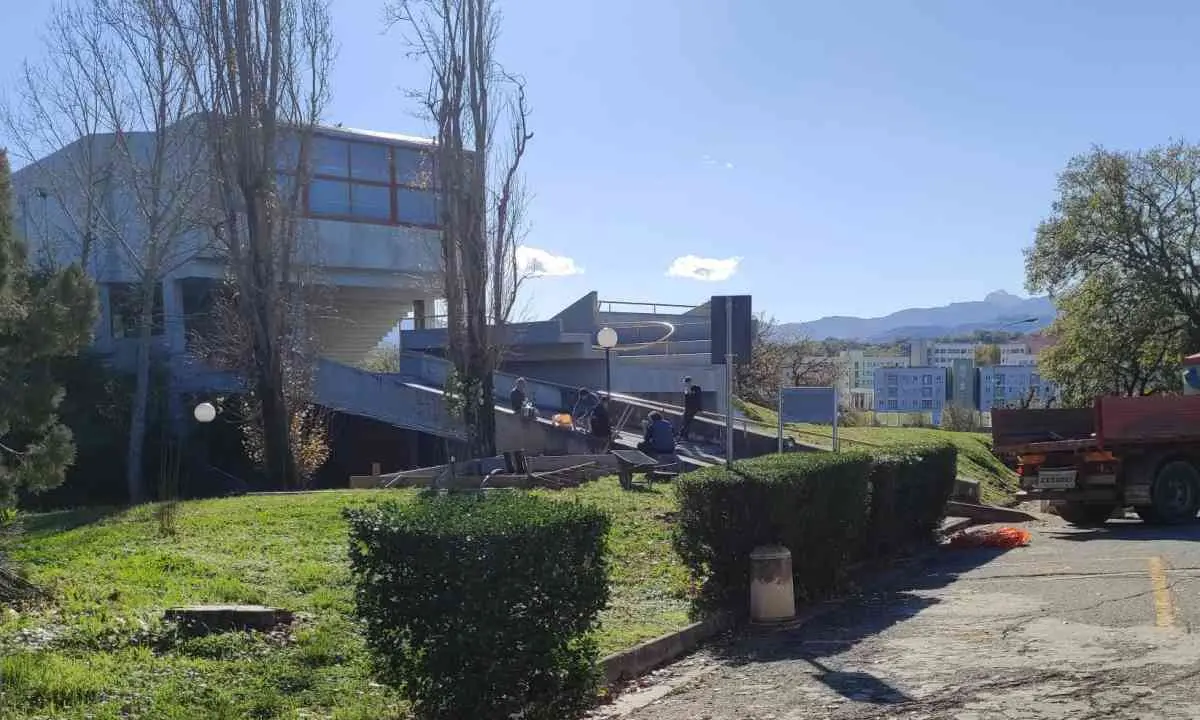 Unical, in mezzo al prato spunta una piazzola di cemento: «Scelta illogica e irrispettosa dell’ambiente» | VIDEO