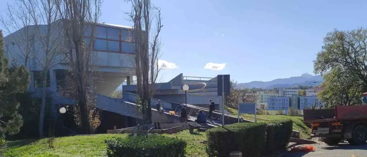 Unical, in mezzo al prato spunta una piazzola di cemento: «Scelta illogica e irrispettosa dell’ambiente» | VIDEO