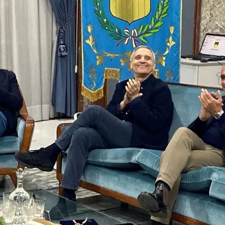 Cosenza, sala piena in Comune per Maurizio De Giovanni e il suo \"Caminito\" | VIDEO E FOTO