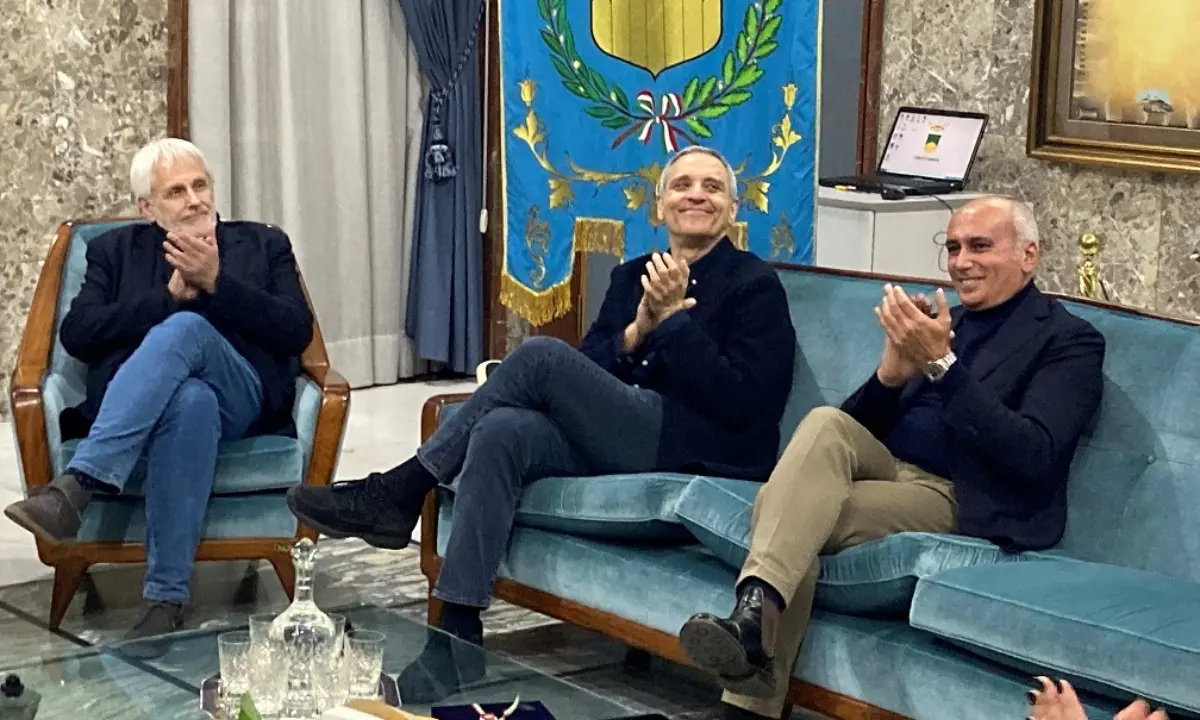 Cosenza, sala piena in Comune per Maurizio De Giovanni e il suo \"Caminito\" | VIDEO E FOTO
