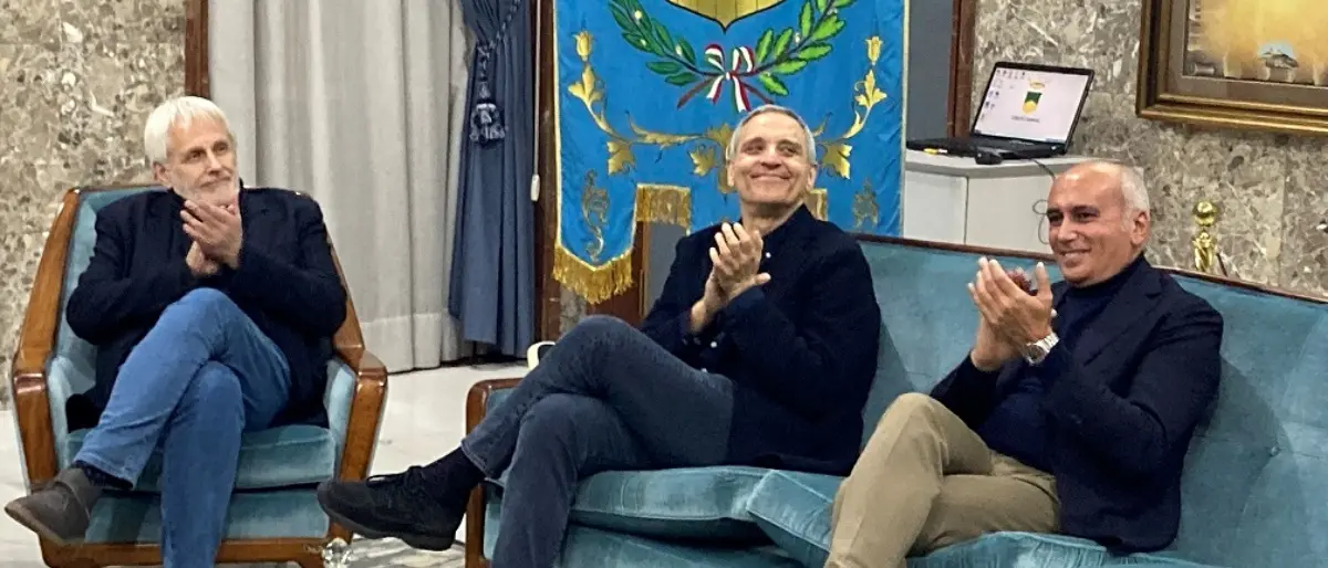 Cosenza, sala piena in Comune per Maurizio De Giovanni e il suo \"Caminito\" | VIDEO E FOTO