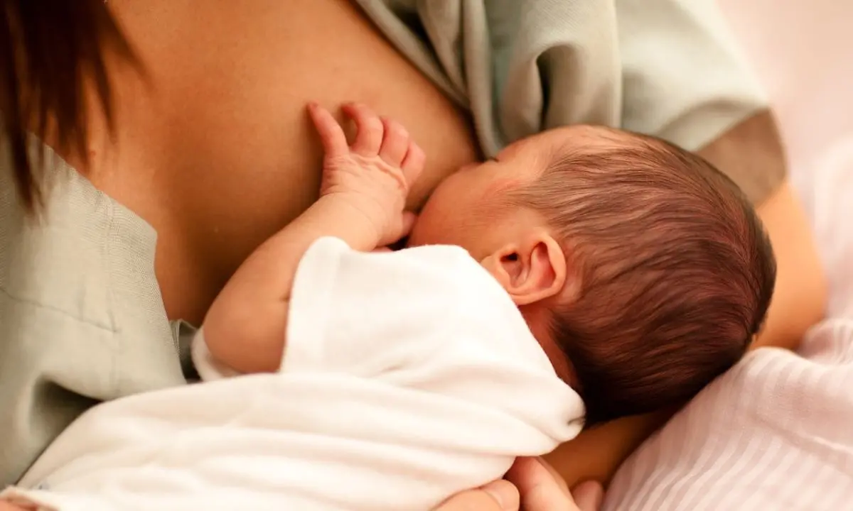 Coronavirus, il latte della mamma vaccinata protegge il neonato
