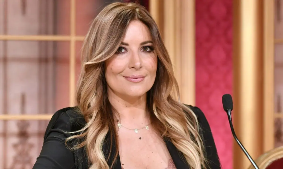 Cachet di Sanremo a un'associazione cosentina, Selvaggia Lucarelli attacca Chiara Ferragni: «Per lei sono spicci»