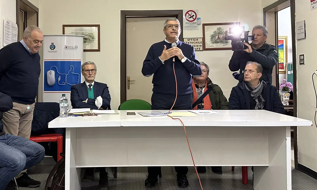 Cassano, per ordine pubblico il sindaco blocca la costruzione dell'antenna 5G