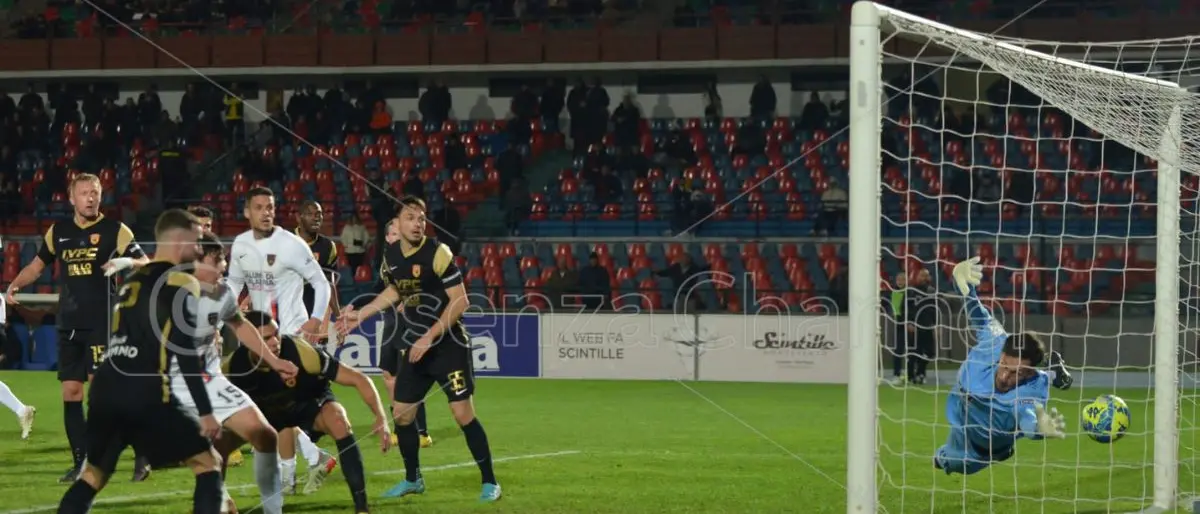 Vaisanen salva il Cosenza dall'ennesima sconfitta: pari col Benevento