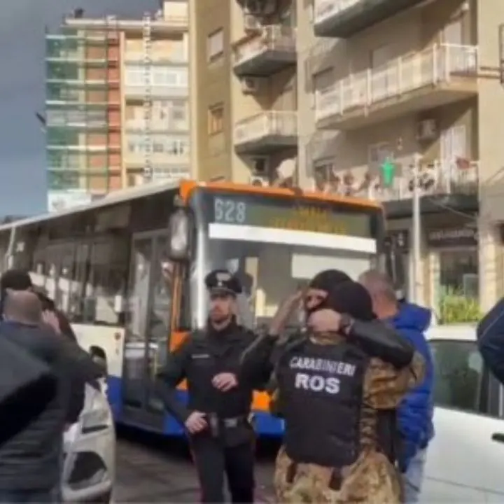 Cattura di Matteo Messina Denaro, applausi ai carabinieri come nel 1996 con Brusca | VIDEO