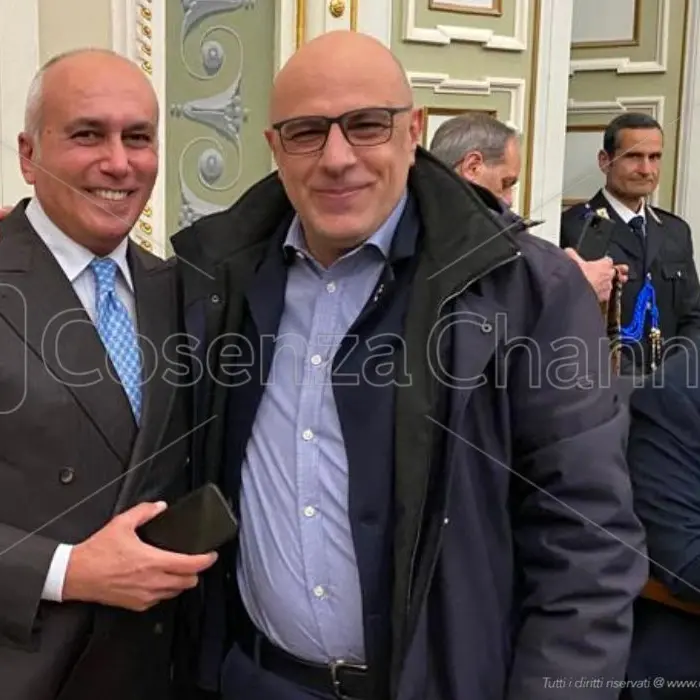 Francesco De Cicco torna in Consiglio Comunale: ecco l'abbraccio con Franz Caruso | VIDEO