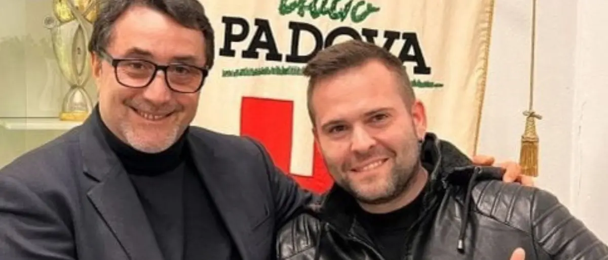 La pace dopo la zuffa: Mirabelli stringe la mano al tifoso del Padova