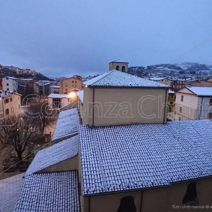 Acri, scende la prima neve. Il sindaco chiude le scuole