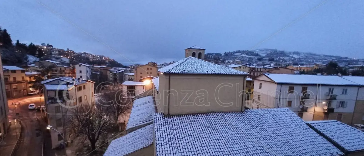 Acri, scende la prima neve. Il sindaco chiude le scuole