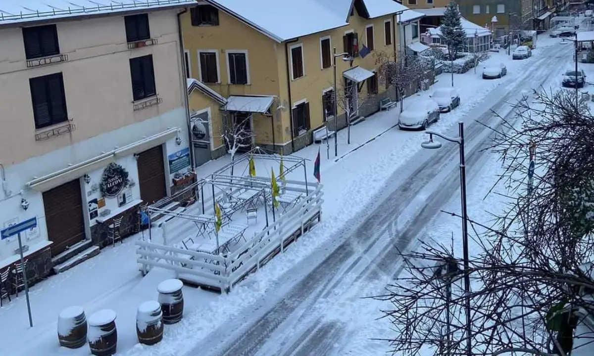 Neve a Camigliatello Silano: le strade sono completamente imbiancate. E che spettacolo il Lago Arvo