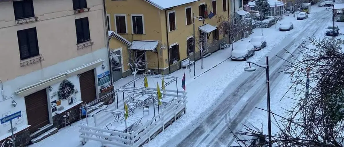 Neve a Camigliatello Silano: le strade sono completamente imbiancate. E che spettacolo il Lago Arvo