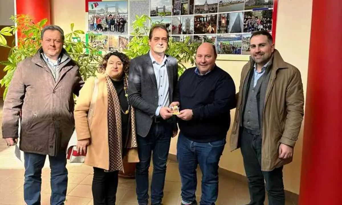 Corigliano-Rossano, la Coldiretti fa visita all'Istituto superiore Majorana: consegnata la tessera di adesione