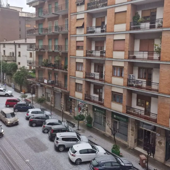 L'illusione della neve a Cosenza, strade imbiancate dalla grandine | VIDEO