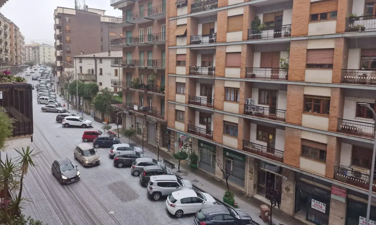 L'illusione della neve a Cosenza, strade imbiancate dalla grandine | VIDEO