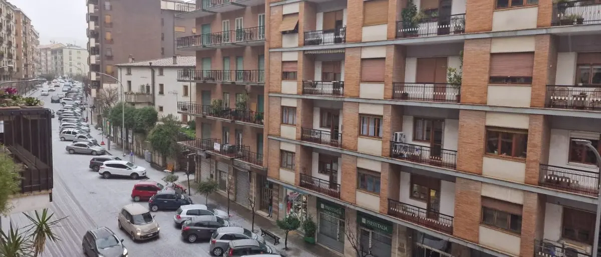 L'illusione della neve a Cosenza, strade imbiancate dalla grandine | VIDEO