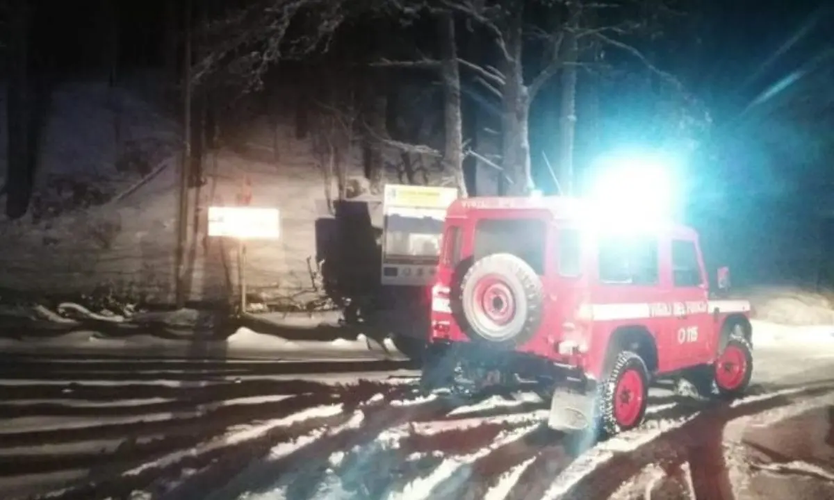 Bufera di neve in Sila, escursionisti bloccati a bordo di alcuni fuoristrada