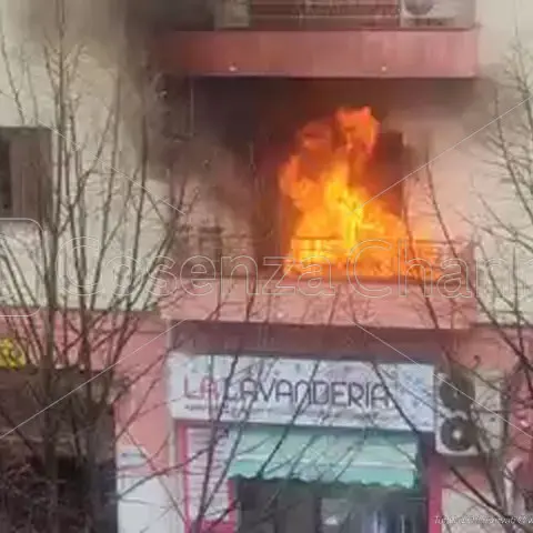 Cosenza, incendio divampa in un appartamento davanti all'obitorio | VIDEO
