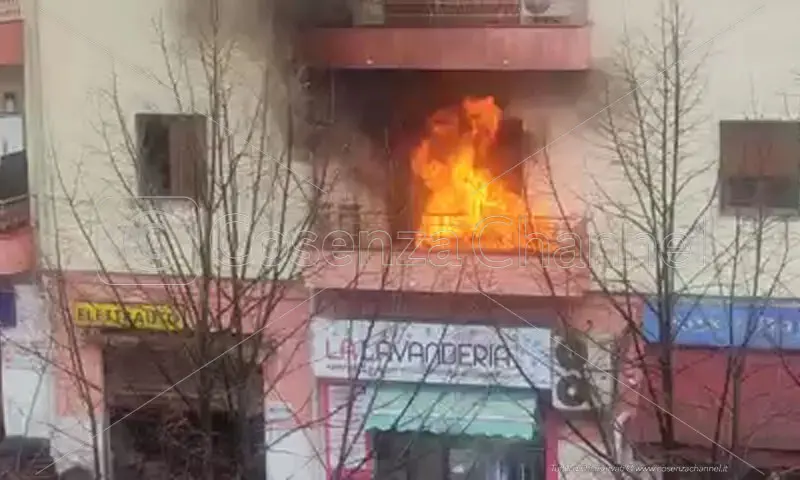 Cosenza, incendio divampa in un appartamento davanti all'obitorio | VIDEO