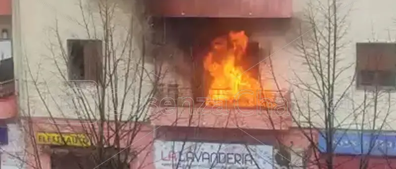 Cosenza, incendio divampa in un appartamento davanti all'obitorio | VIDEO