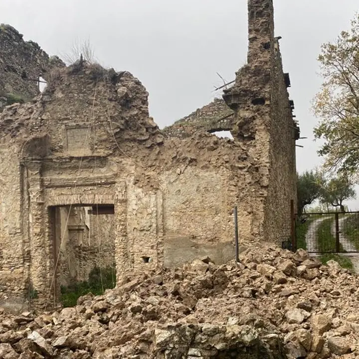 Lattarico, crolla la chiesa della Madonna del Pettoruto