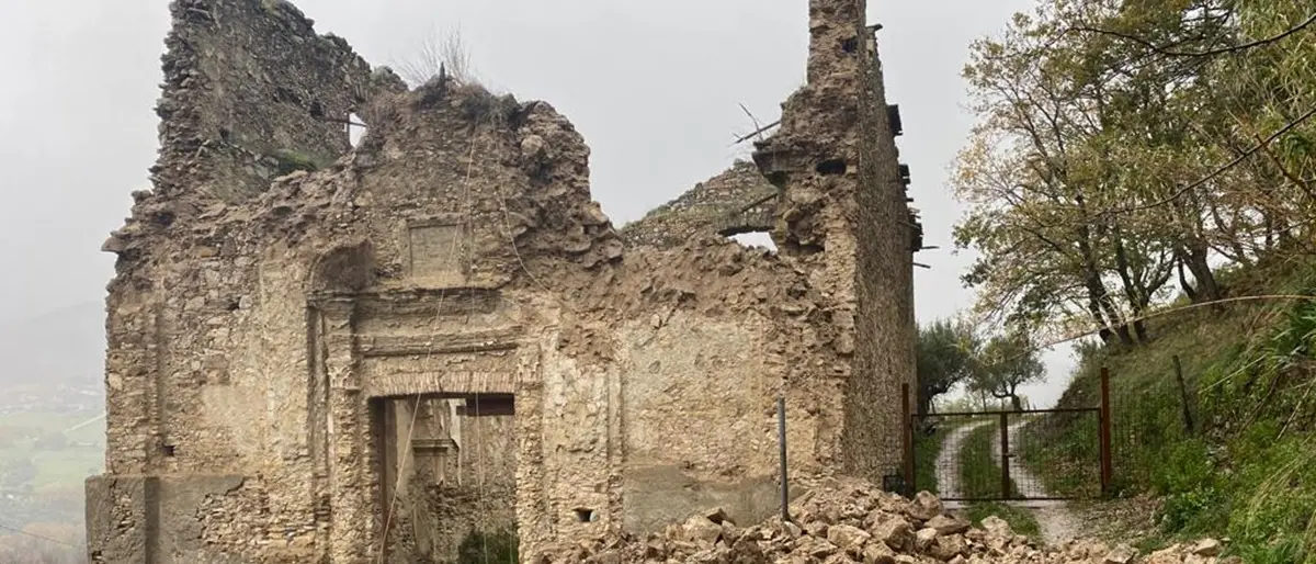 Lattarico, crolla la chiesa della Madonna del Pettoruto