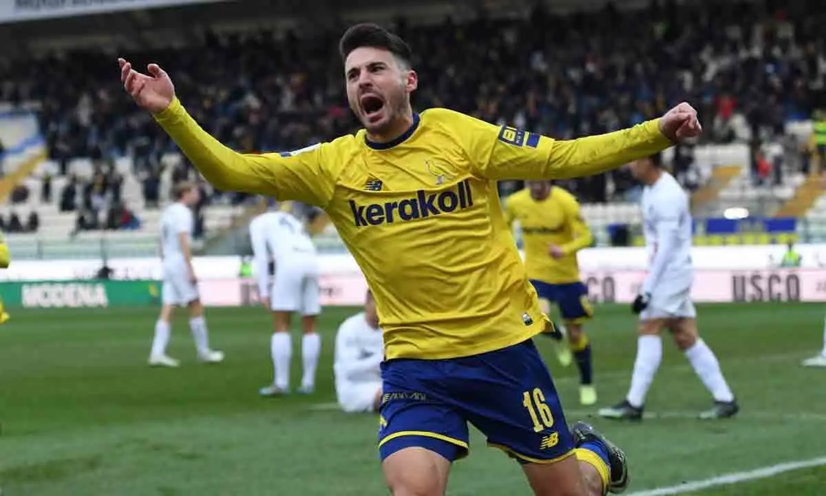 Cosenza sempre più giù. Anche a Modena i Lupi vanno al tappeto (2-0)