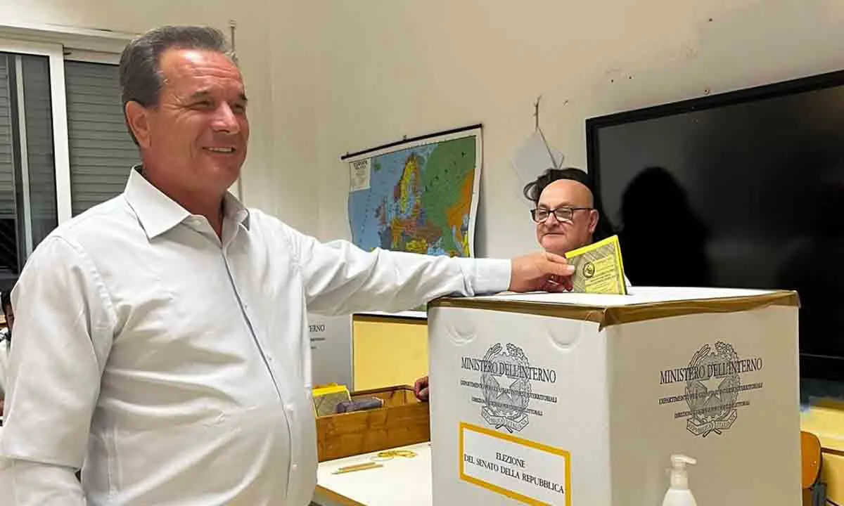 Crosia, in fiamme la residenza estiva del sindaco Antonio Russo