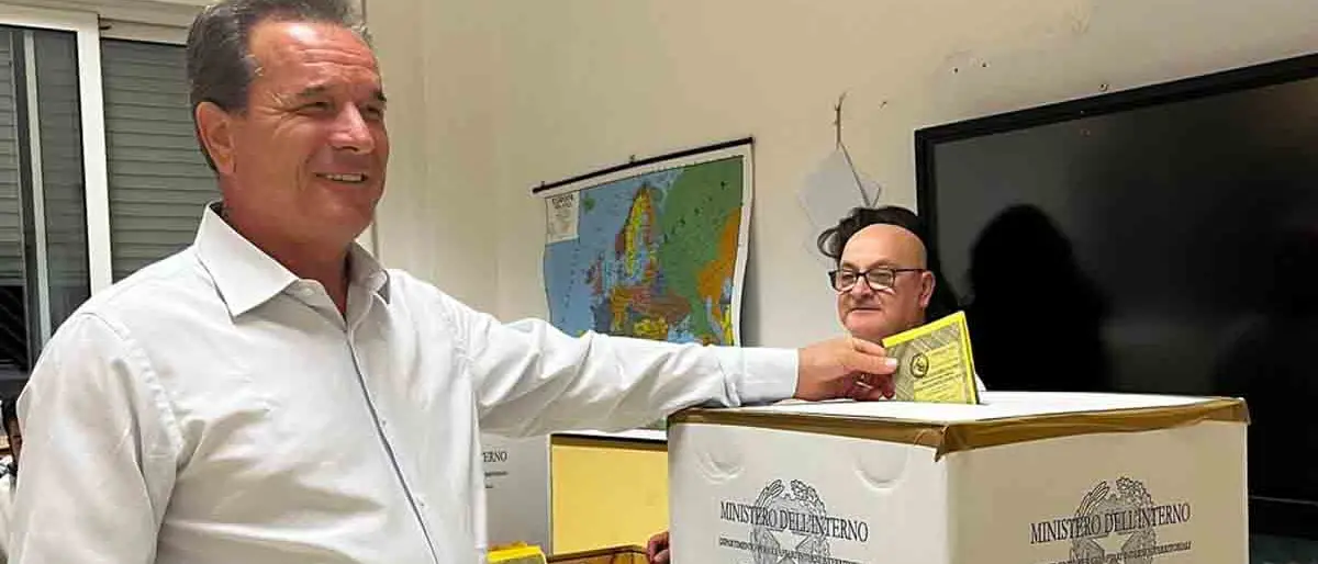 Crosia, in fiamme la residenza estiva del sindaco Antonio Russo