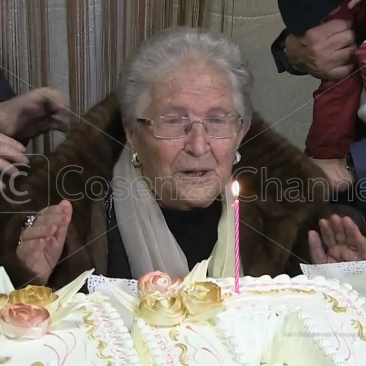 \"Nonna Assunta\" compie 100 anni: a Lattarico è festa grande | VIDEO