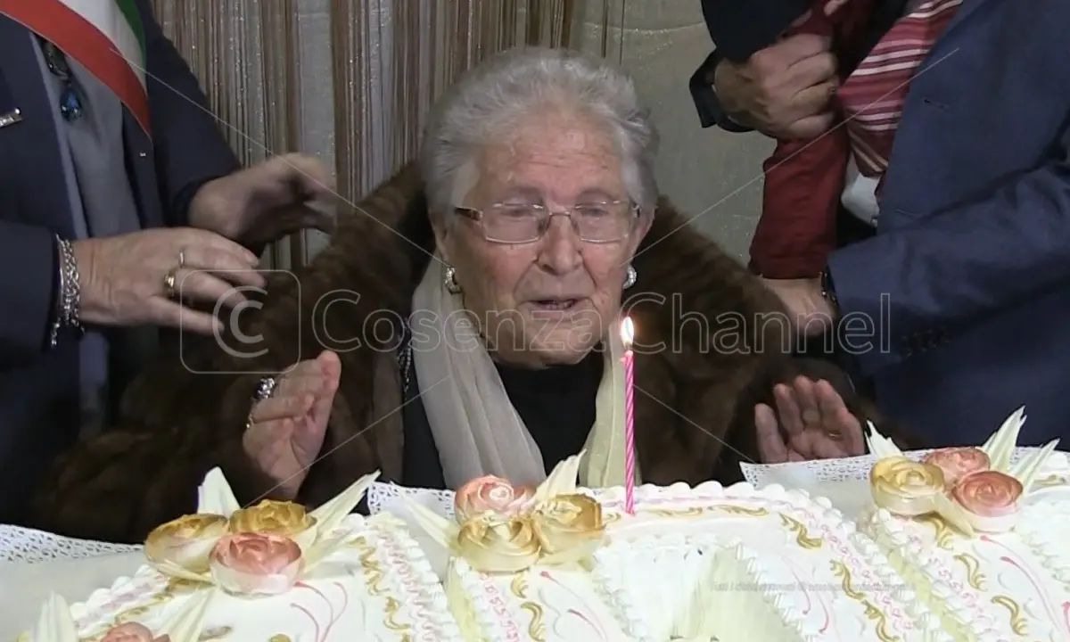\"Nonna Assunta\" compie 100 anni: a Lattarico è festa grande | VIDEO