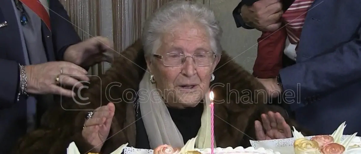 \"Nonna Assunta\" compie 100 anni: a Lattarico è festa grande | VIDEO