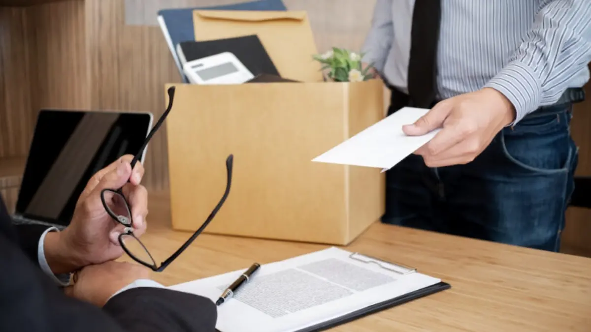 Businessman giving resign letter to his manager for quit a job. , mojo_cp - stock.adobe.com